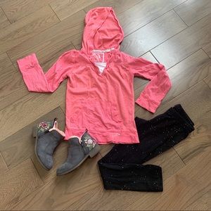 Girl’s play outfit size 6.